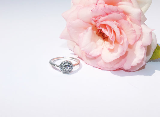 Anello con brillantini a cerchio