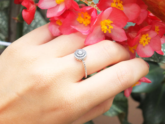 Anello con brillantini a cerchio