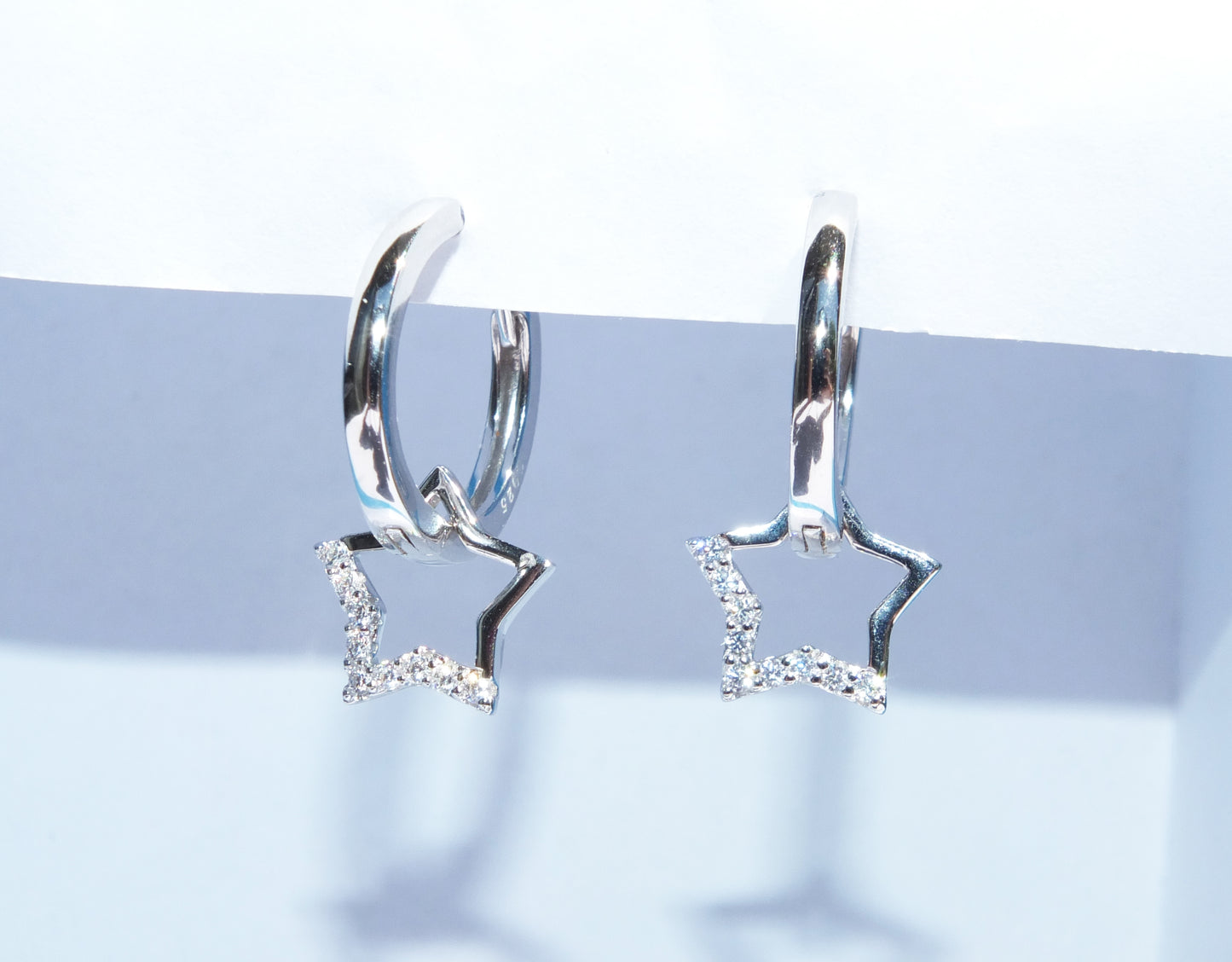 Orecchini a cerchio con stelle e brillantini